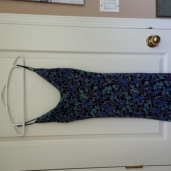 Beautiful Floral Pattern Dress - Picture 3 of 4